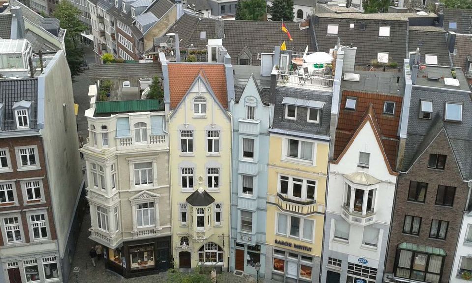 Aachen setzt nicht nur deutschlandweit Standards. Im weltweiten Expat City Ranking 2018 schaffte es die Stadt auf den siebten Rang und trägt damit viel zur Ehrenrettung der Bundesrepublik bei. Beim urbanen Arbeitsleben sicherte sich Aachen sogar den weltweiten Spitzenplatz, bei den Lebenshaltungskosten reichte es für Rang zwei. Sichere Jobs, exzellente Karriereaussichten (besonders für Ingenieure und IT-Spezialisten) sowie sehr gute Löhne machen Expats in Aachen glücklich. Zwar finden die Ausländer auch hier vergleichsweise schwer einheimische Freunde. 61 Prozent der Expats sagen aber: Ich fühle mich in Aachen wie zu Hause (zweitbester Wert nach Köln).