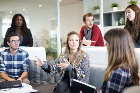 Freund oder Feind? Kollegen beeinflussen die Karriere der Deutschen erheblich.