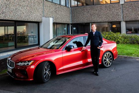 Volvo-Chef Samuelsson vor einem S60, der dem BMW 3er Paroli bieten soll. Die von US-Präsident Trump verhängten Zölle machen das schwierig