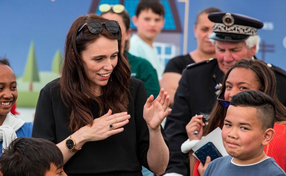 Neuseeland kommt auf der politischen Weltbühne eine eher untergeordnete Rolle zu. Der Name der Premierministerin Jacinda Ardern dürfte vielen Deutschen spätestens seit den Mordanschlägen auf die Moscheen in Christchurch geläufig sein. Ardern erhält insgesamt 471.049 Neuseeland-Dollar (umgerechnet: 279.300 Euro) pro Jahr.