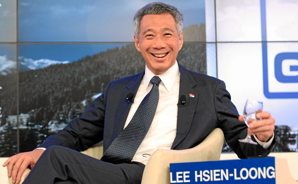 Nein, unser Premierminister verdient nicht 4,5 Millionen Dollar – diese Richtigstellung der Regierung Singapurs mutet etwas kurios an. Auch deshalb, weil Lee Hsien Loong laut der aktuellen Darstellung immer noch das mit Abstand höchste Gehalt aller Regierungschefs weltweit vorweisen kann. Er verdient demnach 2,2 Millionen Singapur-Dollar. Das sind umgerechnet rund 1,4 Millionen Euro.