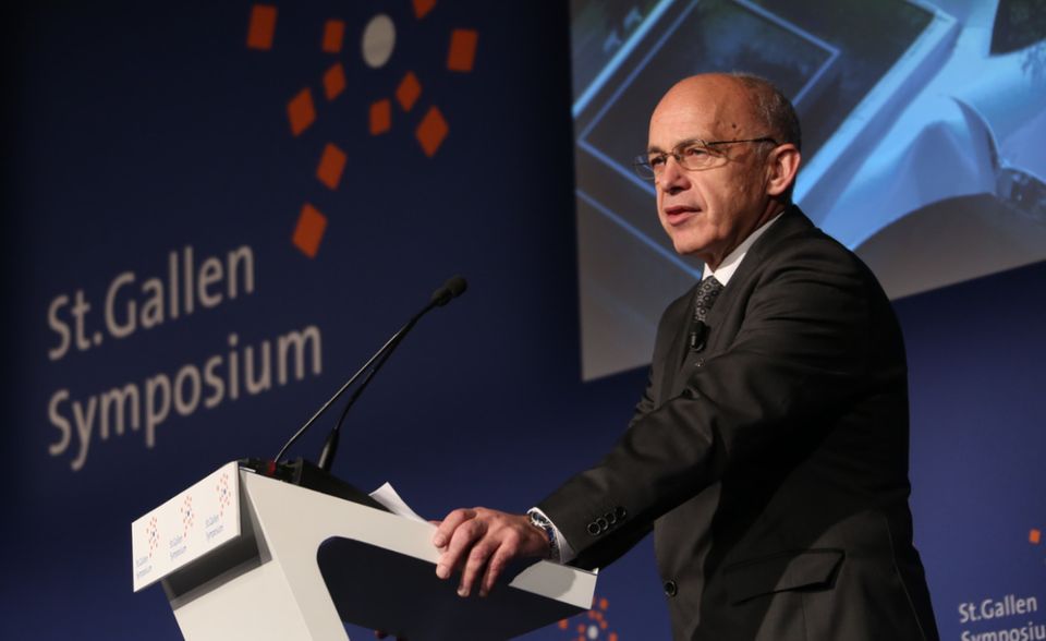 Das generell hohe Lohnniveau in der Schweiz zeigt sich auch beim Gehalt des Bundespräsidenten. Amtsinhaber Ueli Maurer verdient jährlich exakt 463.417 Schweizer Franken (umgerechnet rund 409.000 Euro). Davon entfallen nur 12.000 Franken (10.600 Euro) auf die Tätigkeit als Bundespräsident. Der große Rest ist das reguläre Gehalt einer Bundesrätin oder eines Bundesrats. Hinzu kommt eine Spesenpauschale von jährlich 30 000 Franken (26.5000 Euro).