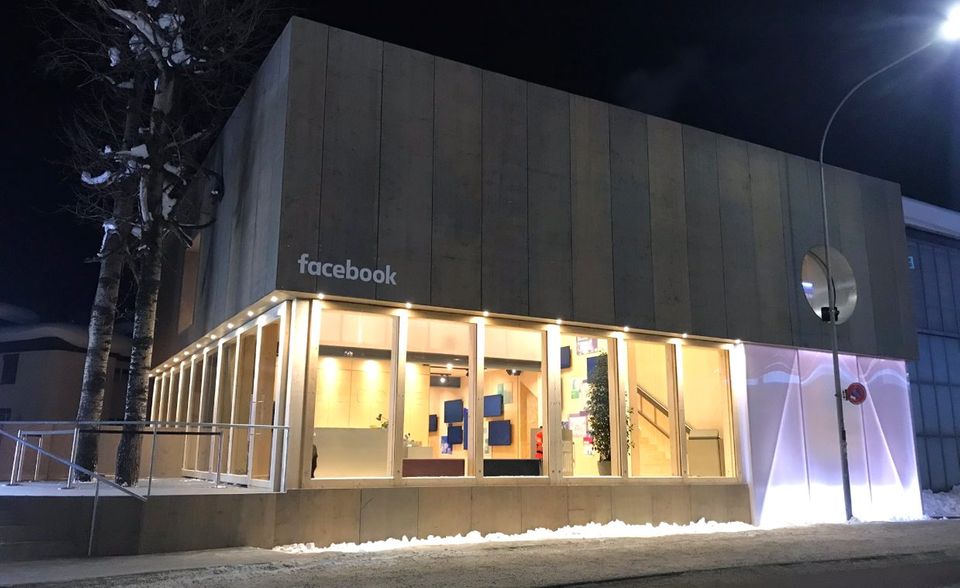 In diesem Jahr überraschte Facebook mit einem neuen Gebäude, das im vergangenen Jahr eher einem Bunker glich. In diesem Jahr: mehr Glas, Transparenz, und einige Stehempfänge, auf denen Sheryl Sandberg um Vertrauen warb.