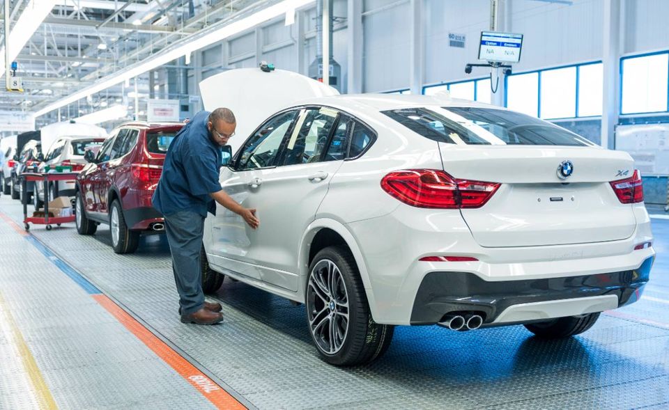 Beim BMW scheint das Betriebsklima zu stimmen. „Sehr nette Kollegen und kompetente Führungskräfte“, urteilten 2018 ehemalige und aktuelle Mitarbeiter über den Autokonzern. Sie schätzten zudem die Weiterentwicklungsmöglichkeiten als sehr gut ein. Die gerundete Endnote 4,4 reichte im Glassdoor-Ranking für Platz sieben.