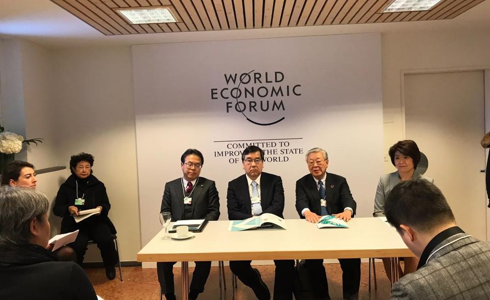 Die Vision einer ultrasmarten „Gesellschaft 5.0“: Diese Idee präsentierten in Davos Wirtschaftsminister Hiroshige Seko, der Präsident der Universität von Tokio, Makoto Gonokami, sowie der Executive Chairman von Hitachi, Hiroaki Nakanishi