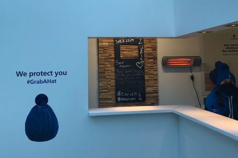 Die Zurich Versicherung hat einen Stand, an dem es warme Getränke gibt und blaue Mützen verschenkt werden – bei im Schnitt minus 15 Grad in Davos eine gute Idee