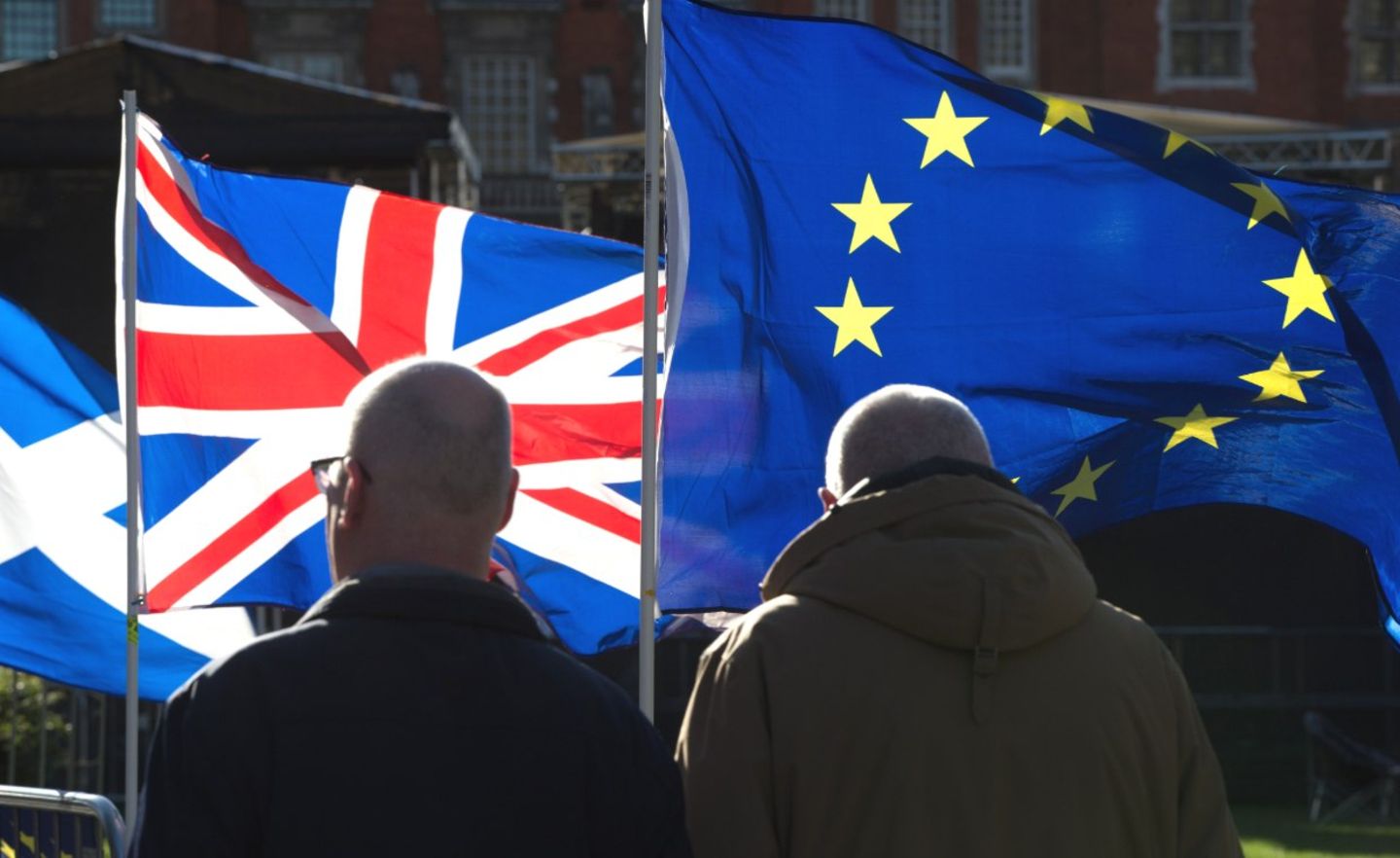 Anti-Brexit-Demonstranten mit einer britischen und einer EU-Flagge vor dem Sitz des Parlaments in London
