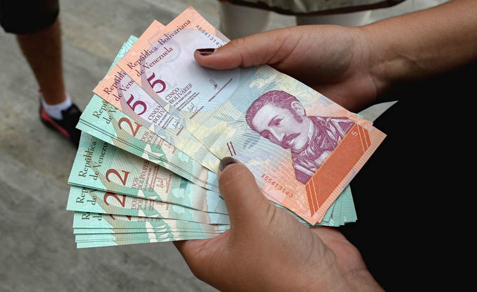 So viele Nullen wurden im August 2018 aus der Währung Venezuelas gestrichen. Das kam einer Abwertung um 96 Prozent gleich. Die Währung Bolivar Fuerte wurde zudem in Bolivar Soberano umbenannt und an die Kryptowährung Petro geknüpft. An der Geldentwertung hat sich trotzdem nichts geändert.