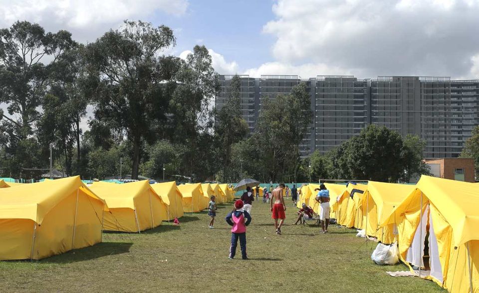 Seit Jahren verlassen immer mehr Menschen Venezuela aufgrund der katastrophalen wirtschaftlichen und sozialen Lage. Im September 2018 erreicht die Migrationsbewegung einen bisherigen Höhepunkt: Rund drei Millionen Menschen sollen das Land verlassen haben, fast zehn Prozent der Bevölkerung. Der Internationalen Organisation für Migration zufolge haben sie vor allem in den Nachbarländern Kolumbien, Peru, Ecuador, Argentinien und Chile Zuflucht gefunden.