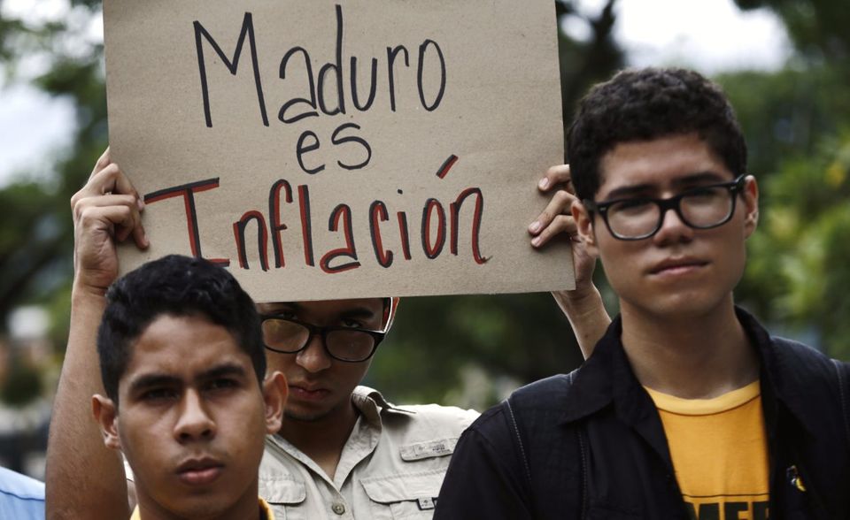Venezuela steckt in einer Hyperinflation: Die britische BBC hat berechnet, dass sich Ende 2018 die Preise in Venezuela alle 19 Tage verdoppelt haben. Schon 2016 lag die Inflation bei 254,4 Prozent, ein Jahr später bei 1008 Prozent. Im letzten Jahr wurde zum ersten Mal die Millionen-Marke geknackt, der Internationale Währungsfonds (IWF) bescheinigte eine Preissteigerung von 1,37 Millionen Prozent. Für 2019 ist die Prognose des IWF noch schärfer: Um ganze zehn Millionen Prozent sollen die Preise steigen. Zum Vergleich: Allgemein bewegt sich der Preisanstieg in Lateinamerika bei rund sechs Prozent.