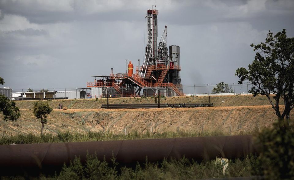 Venezuelas Wirtschaft ist eine Monokultur: Der Staatshaushalt Venezuelas finanziert sich zu rund 95 Prozent aus den Ölexporterlösen. Diese extreme Abhängigkeit vom Erdölexport rächt sich seit die Ölpreise fallen. 2017 betrugen die Einnahmen aus dem Export von Gütern nur noch 31,4 Mrd. US-Dollar, 2012 waren es noch 97,3 Mrd. US-Dollar.