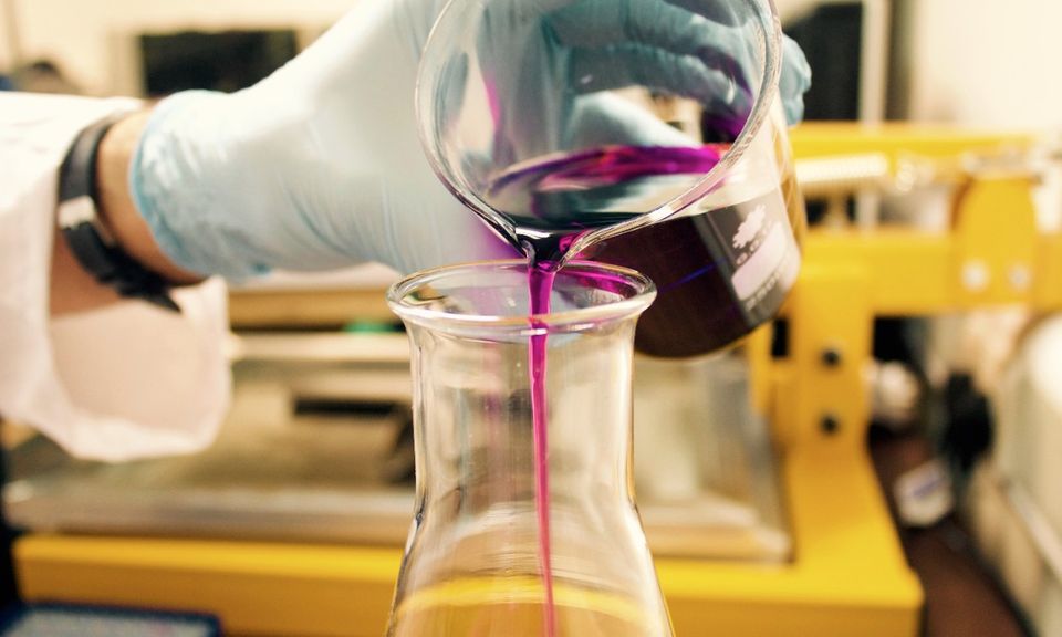 #1 Chemie und Verfahrenstechnik Die Top-Branche bei den Einstiegsgehältern ist die Chemie und Verfahrenstechnik. Hier können Masterabsolventen beispielsweise für Betreiber von verfahrenstechnischen Anlagen oder bei Überwachungs- und Genehmigungsbehörden arbeiten. In der Regel wartet dort auf die Neulinge ein Einstiegsgehalt von rund 55.416 Euro brutto.