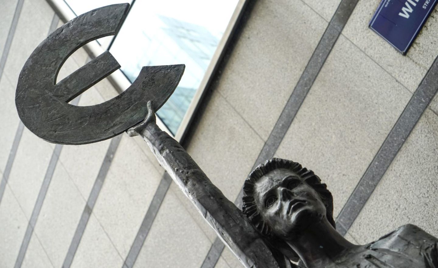 Statue "Europa" der belgischen Künstlerin May Claerhout vor dem Europäischen Parlament in Brüssel