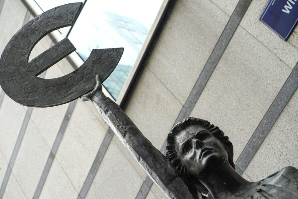 Statue "Europa" der belgischen Künstlerin May Claerhout vor dem Europäischen Parlament in Brüssel