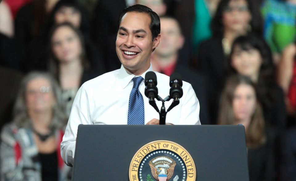 Julián Castro gilt als große Hoffnung der Demokraten, 2012 durfte er als erster Amerikaner mit hispanischen Wurzeln die Keynote-Rede auf dem Demokratischen Parteitag halten. Der 44-Jährige ist studierter Jurist und war von 2014 bis 2017 Wohnungsbau- und Stadtentwicklungsminister im Kabinett von Barack Obama. Er gab im Januar 2019 seine offizielle Kandidatur bekannt.