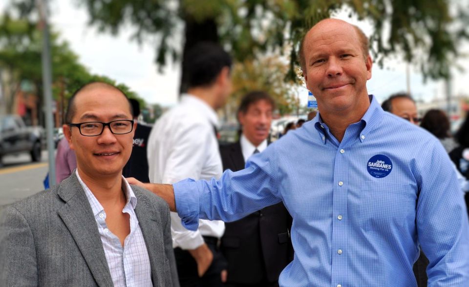Im Juli 2018 war John Delaney der erste Demokrat, der seine Bewerbung um die Präsidentschaftskandidatur bekannt gab. Der 55-Jährige vertrat von 2013 bis 2019 den US-Bundesstaat Maryland im US-Repräsentantenhaus. Er galt mit einem geschätzten Vermögen von 92 Mio. Dollar als der reichste demokratische Kongressabgeordnete.