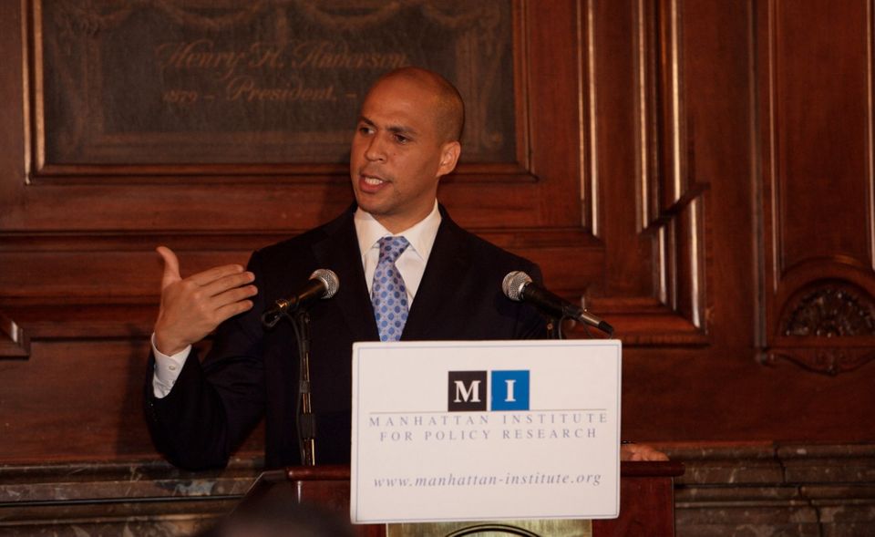 Cory Booker sitzt seit 2013 für New Jersey im Senat, zuvor war er Bürgermeister der 280.000-Einwohner-Stadt Newark. Der 49-Jährige gilt als eines der aufstrebenden Talente der Demokraten. Er gab seine Kandidatur am 1. Februar 2019 bekannt.