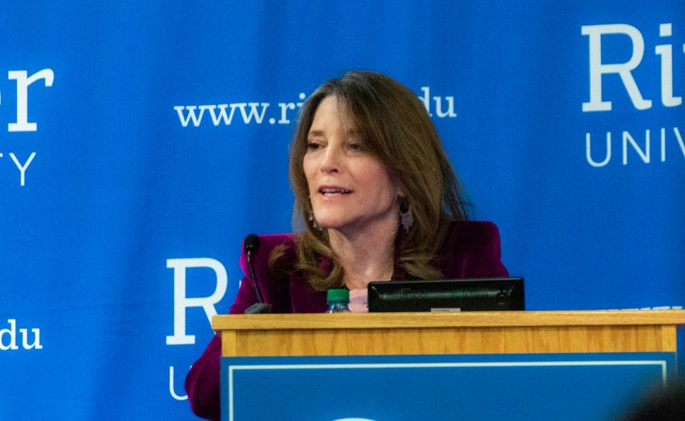 Marianne Williamson ist die Außenseiterin unter den demokratischen Anwärtern auf das Weiße Haus. Die 66-Jährige hat sich einen Namen als spirituelle Lehrerin und Autorin gemacht. Bereits 2014 wollte sie politisch Fuß fassen und versuchte in Kalifornien für den Kongress zu kandidieren, schied aber schon in den Vorwahlen aus. Ende Januar 2019 gab sie bekannt, sich um die Präsidentschaftskandidatur bewerben zu wollen.