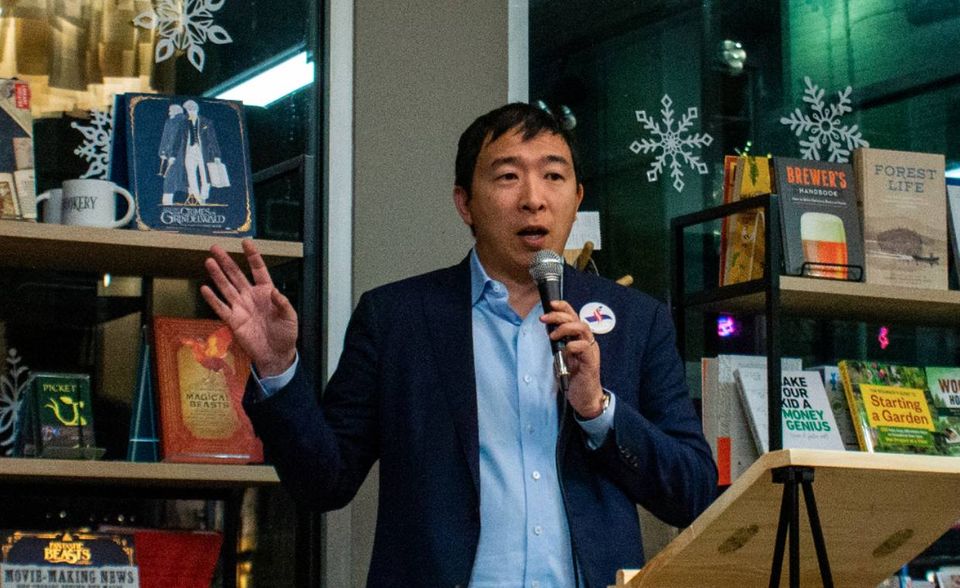 Auch Andrew Yang ist kein Berufspolitiker, sondern Gründer von Venture for America, einer Firma die Entrepreneuren hilft, Jobs zu kreieren. Der 44-Jährige ist gut vernetzt und hat schon mit der Obama-Regierung zusammengearbeitet. Seine Bewerbung hat er schon im November 2017 bekanntgemacht. Yang setzt sich unter anderem für ein Universal Basic Income ein (ähnlich dem bedingungslosen Grundeinkommen in Deutschland).