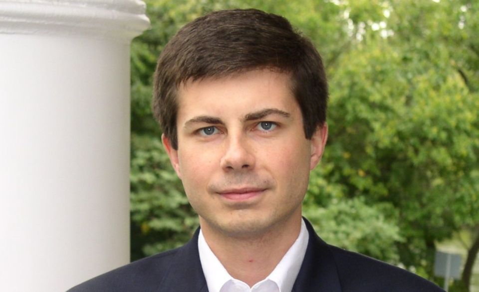 Pete Buttigieg ist seit 2012 Bürgermeister der 100.000-Einwohner-Stadt South Bend im Bundesstaat Indiana. Als Offizier der nachrichtendienstlichen Abteilung der US-Navy war er 2013 in Afghanistan. Der 37-Jährige hat seine Bewerbung im Januar 2019 offiziell gemacht und ist damit der erste offen schwule Kandidat in einem Präsidentschaftswahlkampf.