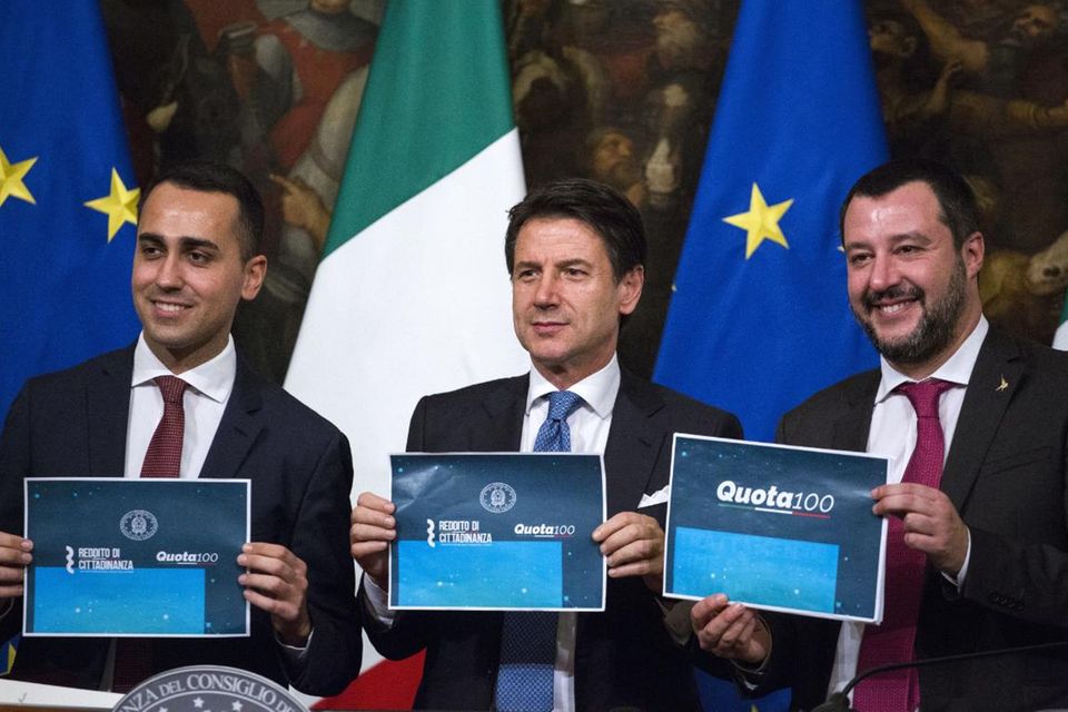 Arbeits- und Industrieminister Luigi di Maio, Regierungschef Giuseppe Conte und Innenminister (v.l.n.r.) nach einer Kabinettssitzung. Sie zeigen, welche Gesetze verabschiedet wurden