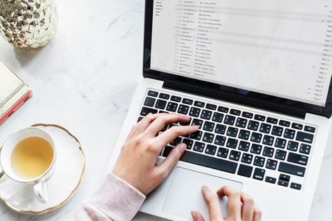 Rund alle 30 MInuten checkt ein Mitarbeiter täglich seine E-Mails.