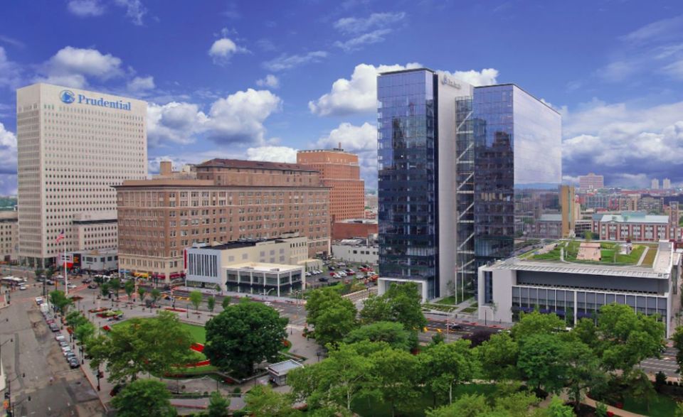 Prudential Financial wurde 1875 von John Fairfield Dryden gegründet. Der Firmensitz liegt vor den Toren New Yorks in Newark. Weltweit arbeiten knapp 50.000 Menschen für den Versicherer. Der Umsatz lag laut „Forbes“ zuletzt bei rund 61 Milliarden Dollar.