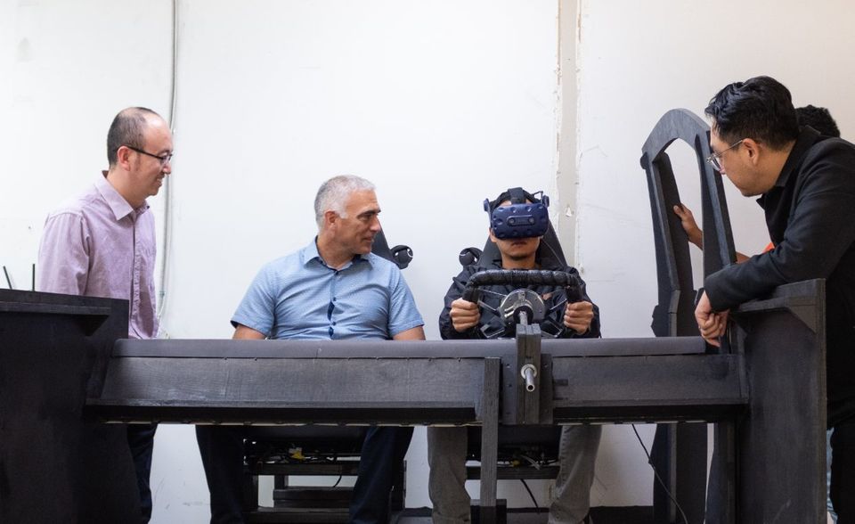Design futuristisch – mit Virtual-Reality-Brille wird das Raumgefühl im Auto getestet