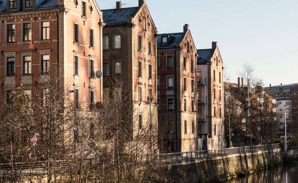 Den zehnten Platz belegt die bayrische 120.000-Einwohner-Stadt Fürth, die zur Metropolregion Nürnberg gehört. Fürth hat seinen Schuldenberg in den letzten Jahren mehr als halbiert: Lag die Pro-Kopf-Verschuldung 2012 noch bei 4.553 Euro, betrug sie 2017 nur noch 1.996 Euro – ein Minus von 56 Prozent.