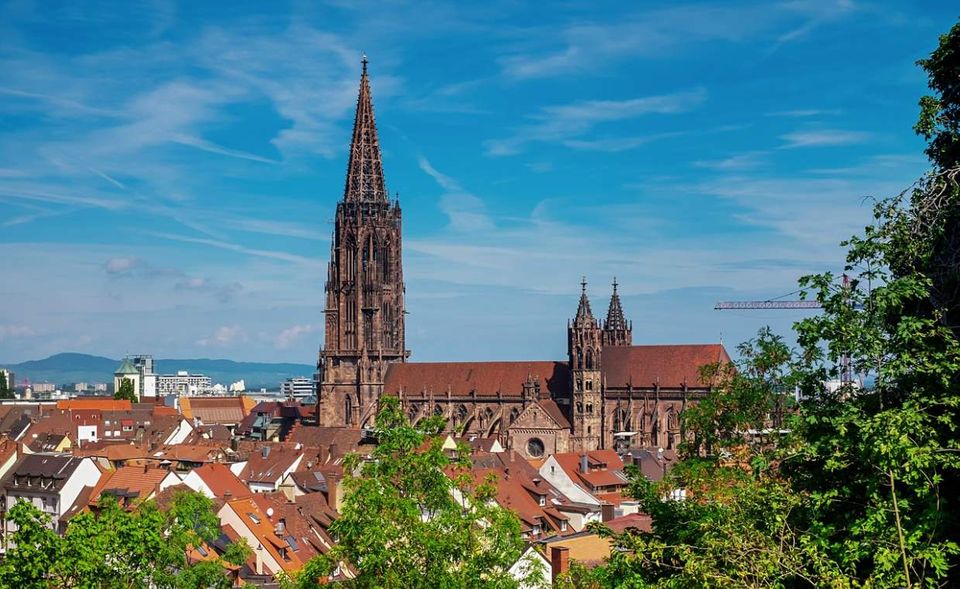 Die Schuldenlast der 230.000-Einwohner-Stadt Freiburg im Breisgau schwankte über die letzten Jahre. Zuletzt sieht es wieder besser aus für die Stadt im Schwarzwald: 2017 lag die Pro-Kopf-Verschuldung bei 1.835 Euro. In ganz Baden-Württemberg liegt die durchschnittliche Pro-Kopf-Verschuldung übrigens bei 2.869 Euro.