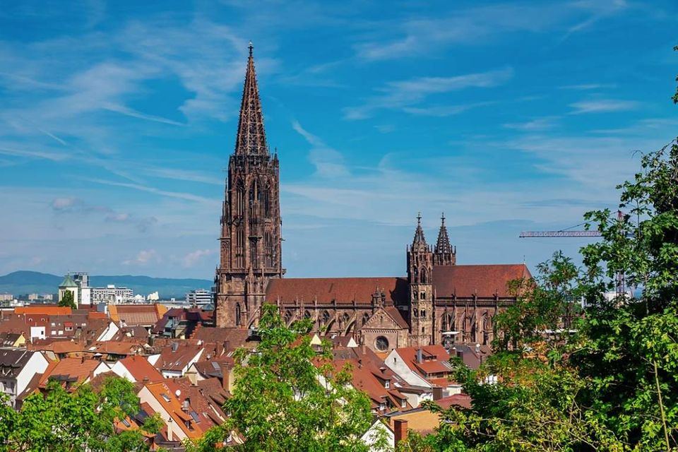 Die Schuldenlast der 230.000-Einwohner-Stadt Freiburg im Breisgau schwankte über die letzten Jahre. Zuletzt sieht es wieder besser aus für die Stadt im Schwarzwald: 2017 lag die Pro-Kopf-Verschuldung bei 1.835 Euro. In ganz Baden-Württemberg liegt die durchschnittliche Pro-Kopf-Verschuldung übrigens bei 2.869 Euro.