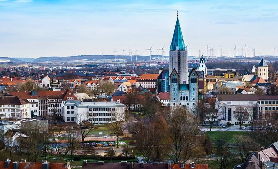 Der siebte Platz kommt aus Nordrhein-Westfalen: Paderborn wies 2017 eine Pro-Kopf-Verschuldung von 1.806 Euro auf. Damit steht die 150.000-Einwohner-Stadt im Bundesdurchschnitt zwar gut da – mit insgesamt 261,9 Millionen Euro hat die Verschuldung der Stadt 2018 allerdings einen neuen Rekordwert erreicht.