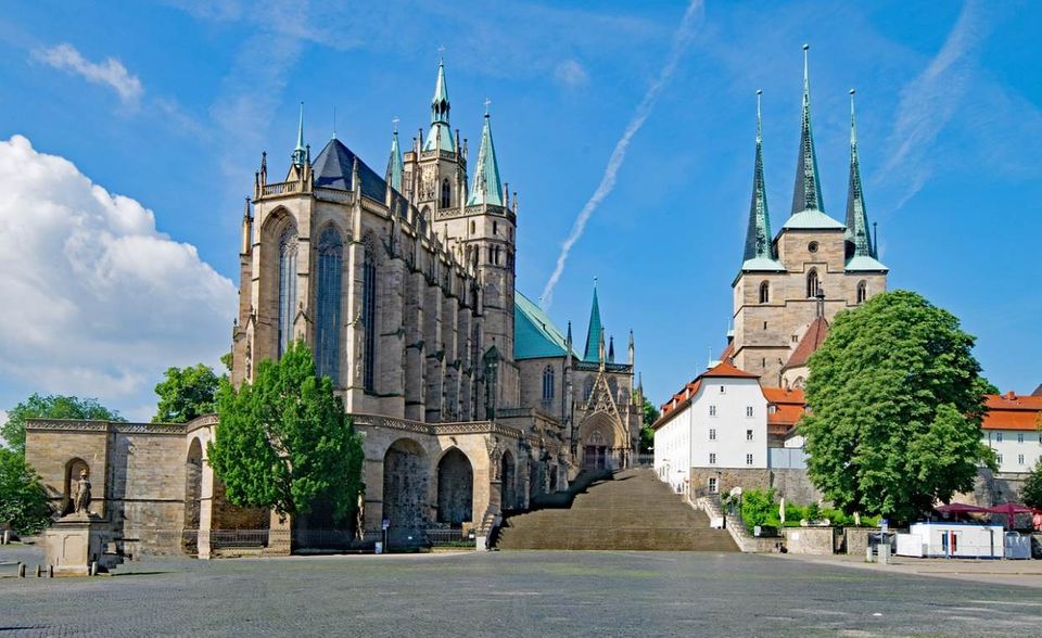 Erfurt ist nicht nur die Landeshauptstadt, sondern mit rund 214.000 Einwohnern auch die größte Stadt des Freistaats Thüringen. Mit einer Pro-Kopf-Verschuldung von 1.705 Euro liegt Erfurt auf dem sechsten Platz der Großstädte mit den niedrigsten Schulden. Das passt zu dem allgemeinen Trend in Thüringen: Dem Steuerzahlerbund zufolge ist die Staatsverschuldung des Bundeslandes 2018 gesunken.