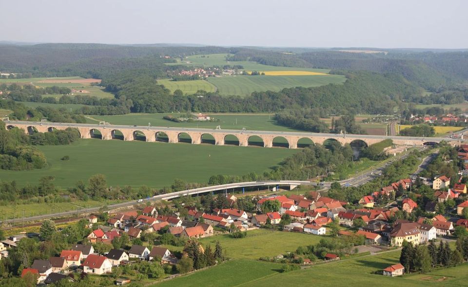 Die 111.000-Einwohner-Stadt Jena liegt in Thüringen an der Saale. Sie ist vor allem als Hochhaus- und Universitätsstadt bekannt. Seit 2000 tilgt Jena seine Schulden, aktuell sinkt die Schuldenuhr jede Minute um vier Euro. Damit belegt Jena Platz zwei der deutschen Großstädte mit den niedrigsten Schulden. Im Jahr 2017 lag die Pro-Kopf-Verschuldung durchschnittlichen bei 834 Euro.