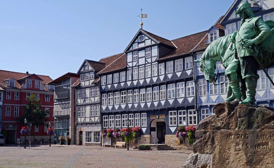 Der Spitzenreiter unter den deutschen Großstädten mit der niedrigsten Verschuldung ist das niedersächsische Braunschweig. Die 248.000-Einwohner-Stadt konnte ihre Pro-Kopf-Verschuldung von 453 Euro im Jahr 2016 auf 347 Euro im Jahr 2017 noch einmal verringern.