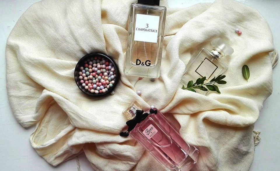 3# Die meistverkauften Geschenke Auch in der Wahl ihrer Valentinstaggeschenke zeigen sich die Deutschen pragmatisch. Die Umfrage von Statista ergab, dass Parfüm und Kosmetik rund 30 Prozent der Valentinstagsgeschenke bilden, gefolgt von Schokolade und Pralinen (23,7 Prozent) und Schmuck und Uhren (23,2 Prozent). Auf Platz vier der meistgekauften Geschenke liegen Mode und Accessoires (18,4 Prozent). Die klassischen roten Rosen folgen überraschenderweise erst auf Platz fünf (15,1 Prozent).