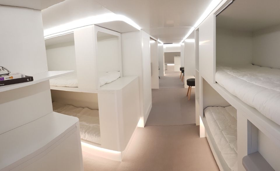 Warum nicht den Frachtraum für Passagiere öffnen? Mit dieser Idee sorgt aktuell Airbus in der Branche für Aufsehen. Die Container bieten verschiedene Gestaltungsmöglichkeiten, vom Schlafsaal bis zum Konferenzraum. Das flexible „Zodiac“-Konzept soll dafür sorgen, dass sich ein Frachtraum im Handumdrehen verwandeln lässt.