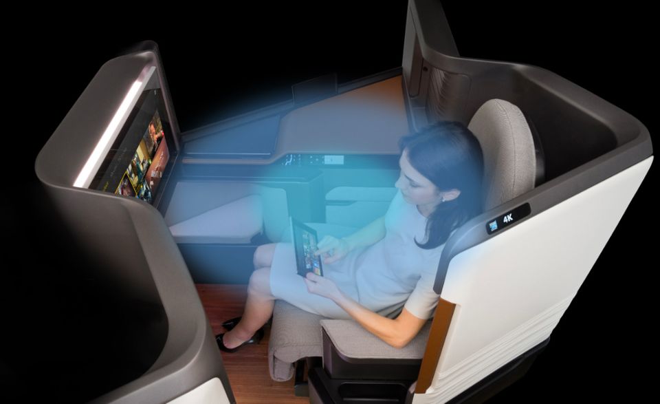 Gute Atmosphäre an Bord Die Luft in Flugzeugkabinen ist oft abgestanden, trocken und generell dem Wohlbefinden abträglich. Panasonic will das künftig mit seinem Lufterfrischer-System „Nanoe“ ändern. Das hat sich laut dem Hersteller bereits in Luxusautos bewährt. Das Modul soll sich einfach in den Vordersitz integrieren lassen. Von dort filtert es schlechte Gerüche, Bakterien, Viren, Allergene und auch Pilzsporen aus der Atemluft. „Nanoe“ soll ab 2021 einsatzbereit sein.