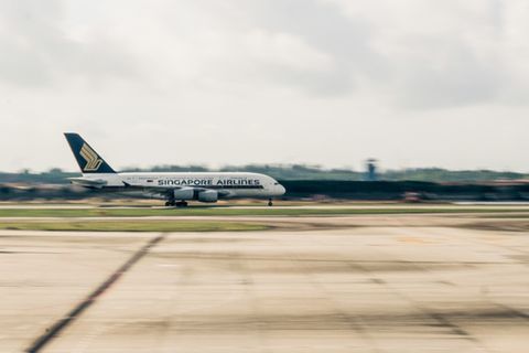 Als erste Fluggesellschaft überhaupt setzte Singapore Airlines den A380 im Linienverkehr ein. Insgesamt bestellte die Airline 24 A380-Jets, mit denen sie 15 Ziele ansteuert – darunter Zürich und Delhi.