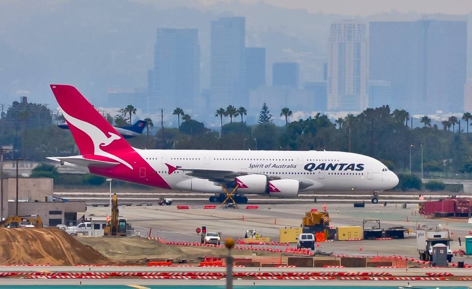 Die australische Airline besitzt zwölf Maschinen des Typs A380 und steuert damit sechs Ziele an. Die Qantas-Jets bieten 484 Passagieren Platz. Zuletzt zog Qantas eine Bestellung von acht weiteren A380-Jets zurück.