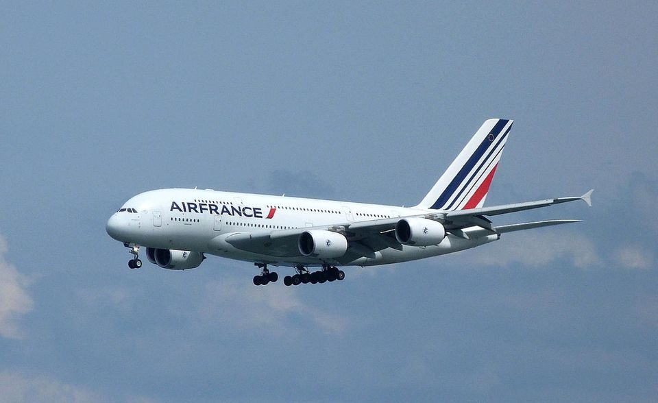 Air France ist die nationale Fluggesellschaft Frankreichs und im Besitz von zehn A380-Maschinen. Damit fliegt die Airline zwölf Ziele an, beispielsweise aus Paris nach Atlanta oder Hongkong.