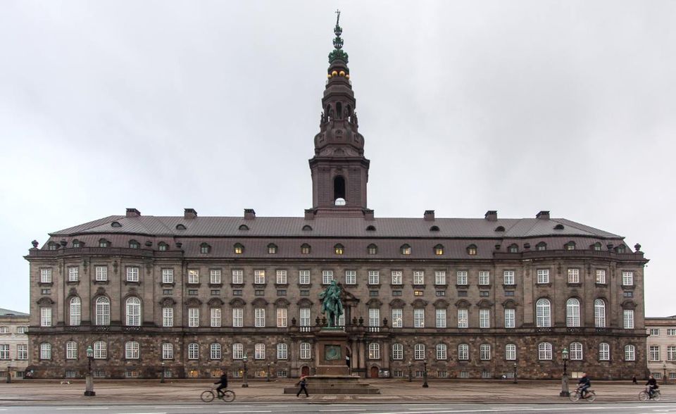 Dänemark konnte in dem Ranking nur beim Wahlsystem die volle Punktzahl erzielen. Dafür erlaubte sich unser Nachbarland in keiner Kategorie eine echte Schwäche. Den niedrigsten Wert gab es bei der politischen Teilhabe (8,33). Im Durchschnitt reichte es für 9,22 Punkte und damit Platz fünf der vorbildlichsten Demokratien der Welt.