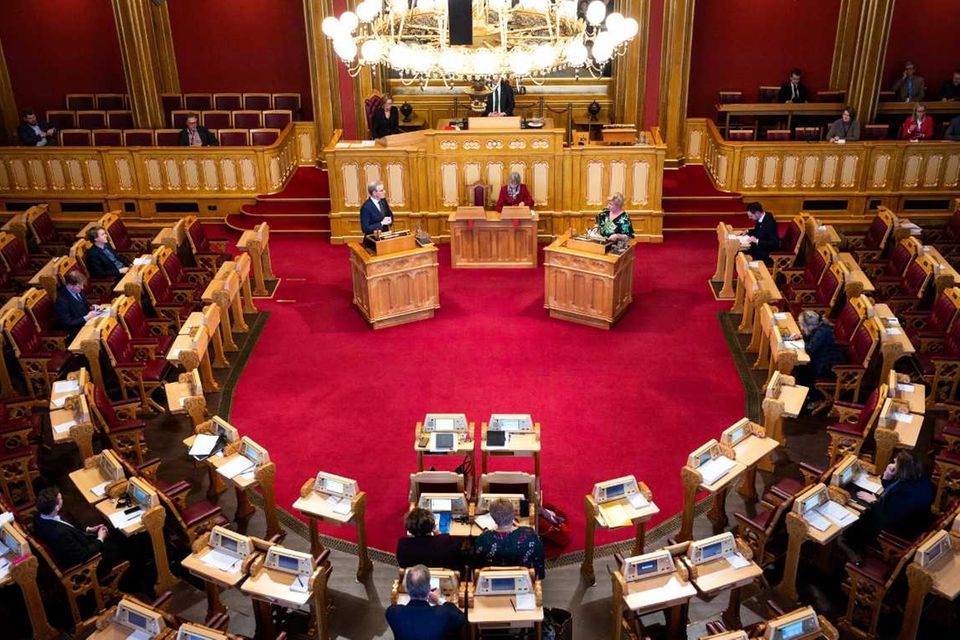 In Norwegen tragen Regierung und Bevölkerung gleichermaßen ihren Teil zum Gelingen der Demokratie bei. Zu diesem Schluss kommt die Economist Intelligence Unit in ihrem „Democracy Index 2018“. Norwegen erhielt Bestnoten für Wahlsystem, Teilhabe und politische Kultur. Beim Funktionieren der Regierung konnte kein anderes Land einen besseren Wert erzielen. Deutschland landete in dem Ranking übrigens auf Platz 13, vor dem Vereinigten Königreich. Im Bild: der Plenarsaal des „Storthing“ in Oslo