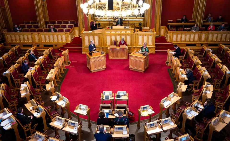 In Norwegen tragen Regierung und Bevölkerung gleichermaßen ihren Teil zum Gelingen der Demokratie bei. Zu diesem Schluss kommt die Economist Intelligence Unit in ihrem „Democracy Index 2018“. Norwegen erhielt Bestnoten für Wahlsystem, Teilhabe und politische Kultur. Beim Funktionieren der Regierung konnte kein anderes Land einen besseren Wert erzielen. Deutschland landete in dem Ranking übrigens auf Platz 13, vor dem Vereinigten Königreich. Im Bild: der Plenarsaal des „Storthing“ in Oslo