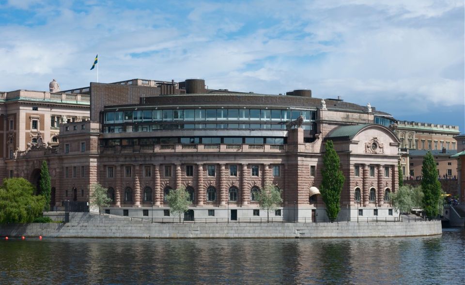 Mehr als 160 Länder weltweit sollten sich ein Beispiel an Schweden nehmen, wenn es um gelebte Demokratie geht. Zu diesem Schluss kommt der „Democracy Index 2018“. Schweden erreichte in allen Kategorien mindestens neun von zehn Punkten. Einzige Ausnahme: politische Teilhabe (8,33). Insgesamt erzielte das skandinavische Land einen Mittelwert von 9,39. Im Bild: das Gebäude des schwedischen „Riksdagen“