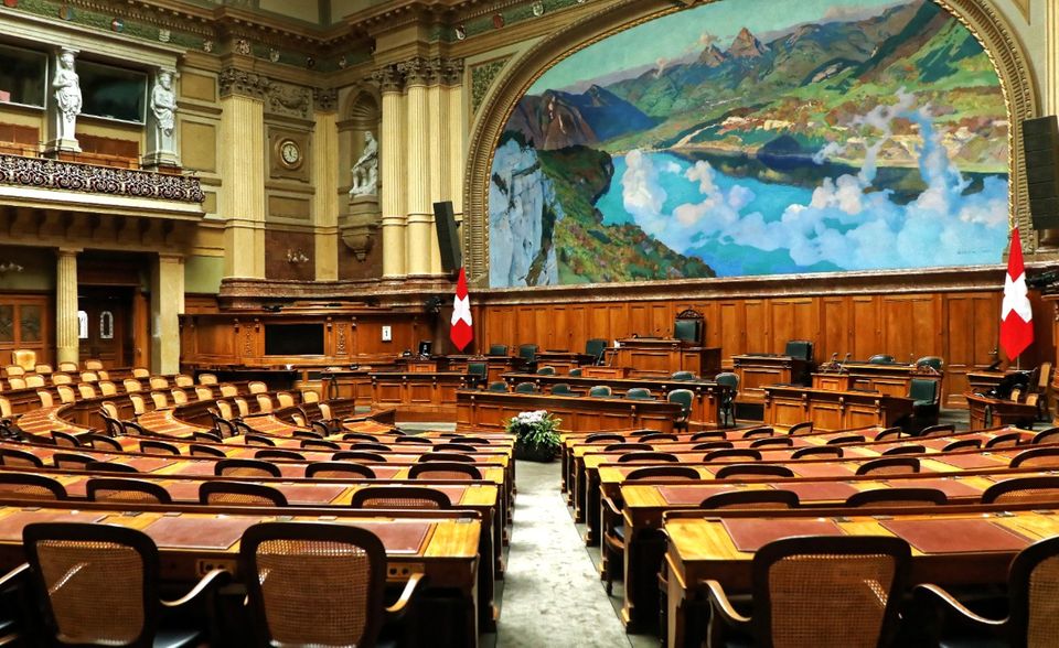 Europa ist eine Festung wahrer Demokratie. Sieben der zehn vorbildlichsten Demokratien der Welt liegen laut der Economist Intelligence Unit in Europa. Den Anfang macht die Schweiz. Sie erzielt bei der Gesamtnote 9,03 von 10 möglichen Punkten. Mit einer Ausnahme reichte es in allen Kategorien für Werte über neun Punkten. Nur beim Stand der politischen Teilhabe kam die Schweiz auf vergleichsweise magere 7,78 Punkte.
