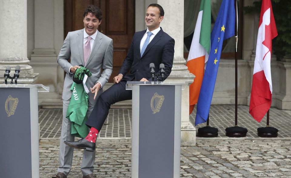 Irland und Kanada teilen sich Platz sechs im „Democracy Index 2018“. Beide Länder kommen auf eine Gesamtnote von 9,15. Irland erhielt von den Analysten Bestnoten für seine politische Kultur und die bürgerlichen Freiheiten. Letztere sind auch in Kanada uneingeschränkt gegeben. Das nordamerikanische Land punktete zudem mit guter Regierungsarbeit. Auf dem Foto scherzt Kanadas Premier Justin Trudeau (l.) mit seinem irischen Amtskollegen Leo Varadkar