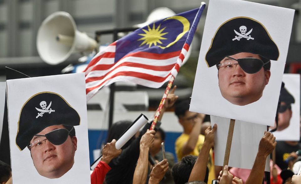 Bei einer Demonstration in Kuala Lumpur im März 2018 zeigen die Malaysier dem Schiffseigner Jho Low, was sie von ihm halten