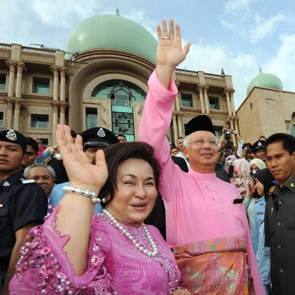 Premier Najib und First Lady Rosmah Mansor. Allein 1400 Halsketten werden bei ihnen beschlagnahmt