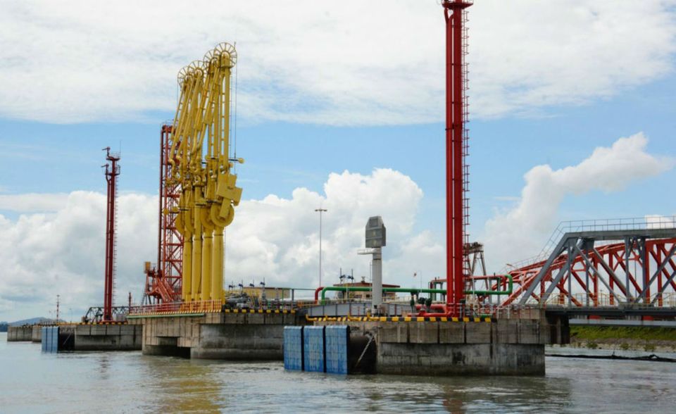Den Ausbau des Hafens Kyaukpyu für eine Abfertigung von bis zu fünf Millionen Containern, für den die chinesische Citic-Gruppe schon zwei Aufträge erhalten hat, verhandelt die Regierung 2018 neu. Der Projektumfang wurde von 9 Mrd. Dollar (davon ein Drittel zu Tragen von der Regierung über ein Darlehen der ExIm-Bank) auf 1,3 Mrd. Dollar reduziert. Myanmar widersteht auch dem Druck aus Peking, die seit Jahren „vorläufig“ gestoppten Arbeiten an einem Megastaudamm mit Wasserkraftwerk im Norden wieder aufzunehmen.
